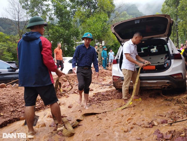 Hiện trường vụ sạt lở ở Sóc Sơn khiến loạt xe sang bị vùi trong bùn đất ảnh 7