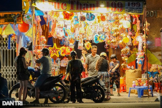 Khách đông nghịt, tiểu thương 3 ngày bán 500 chiếc lồng đèn siêu sốt ảnh 1