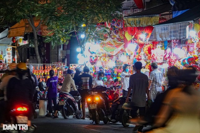 Khách đông nghịt, tiểu thương 3 ngày bán 500 chiếc lồng đèn siêu sốt ảnh 4