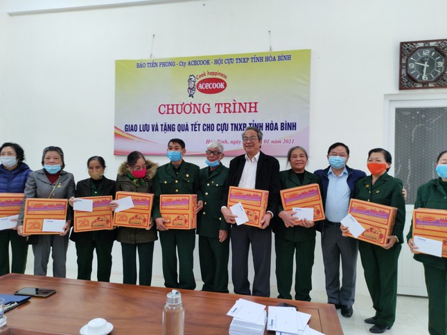 Mang Tết ấm đến với các cựu thanh niên xung phong gặp khó khăn tỉnh Hòa Bình ảnh 2