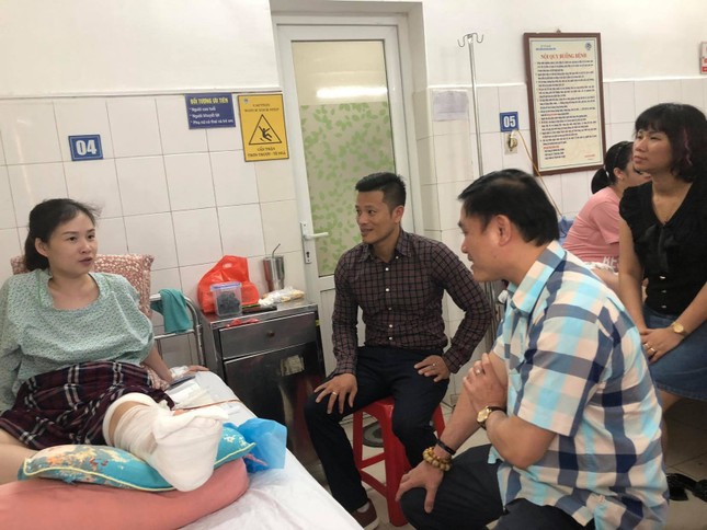 Nạn nhân vụ đốt pháo sáng trên sân Hàng Đẫy bình phục tốt ảnh 1