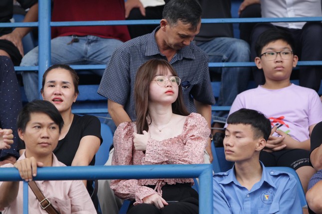 Bạn gái xuất hiện trên sân Gò Đậu, cổ vũ Quang Hải vượt bão ảnh 2