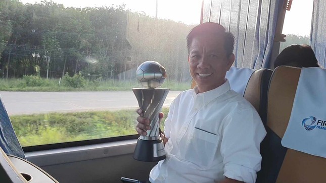 U23 Việt Nam lên đường về nước, HLV Hoàng Anh Tuấn ‘khoe’ cúp vô địch ảnh 1