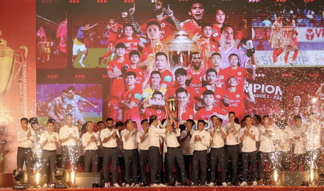 Vô địch V-League, Văn Hậu và đồng đội nhận bằng khen của Bộ trưởng Bộ Công an ảnh 1