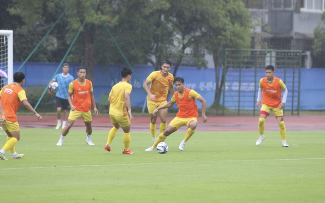 Olympic Việt Nam đội mưa rèn quân, ông Hoàng Anh Tuấn động viên học trò không bỏ cuộc ảnh 1