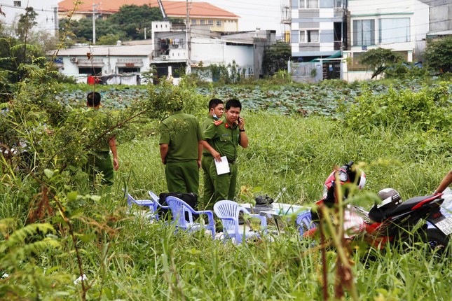 Xót xa thi thể bé sơ sinh bị bỏ ở bãi đất hoang ảnh 1