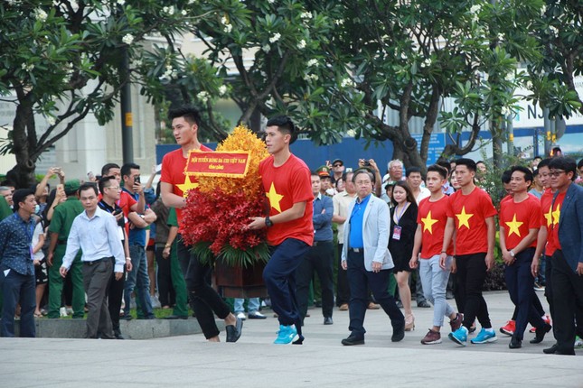 U23 Việt Nam làm lễ dâng hương tại tượng đài Bác Hồ ảnh 1