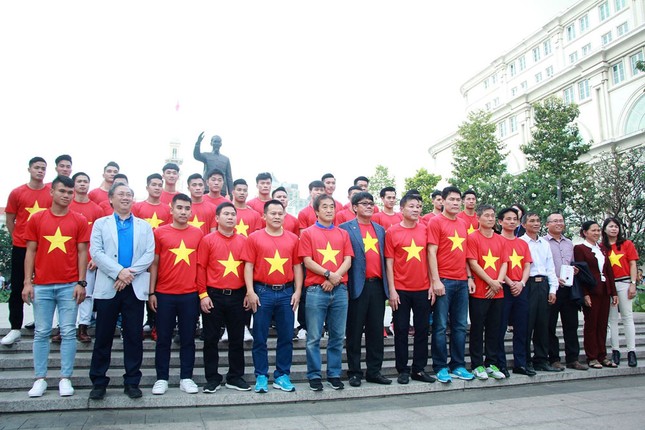 U23 Việt Nam làm lễ dâng hương tại tượng đài Bác Hồ ảnh 3