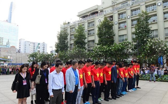 U23 Việt Nam làm lễ dâng hương tại tượng đài Bác Hồ ảnh 2