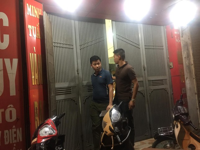 Dùng vật nghi súng cướp tiệm vàng ở đường Láng trong đêm ảnh 1