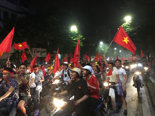 CĐV xuống đường ăn mừng chiến tích của Olympic Việt Nam ảnh 14