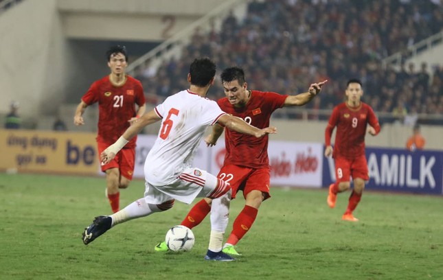 Đánh bại UAE, tuyển Việt Nam lên đầu bảng ảnh 37