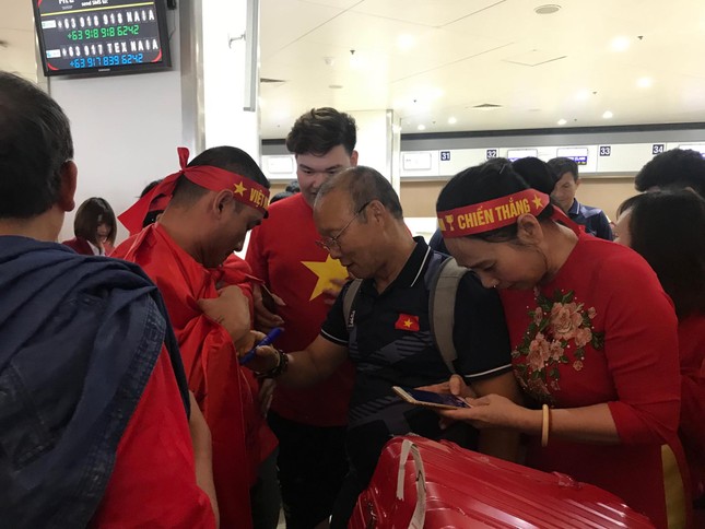 Các nhà vô địch SEA Games về đến Hà Nội ảnh 8