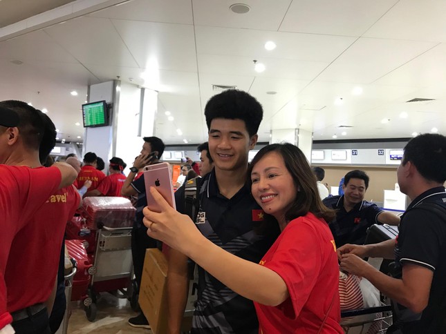 Các nhà vô địch SEA Games về đến Hà Nội ảnh 9