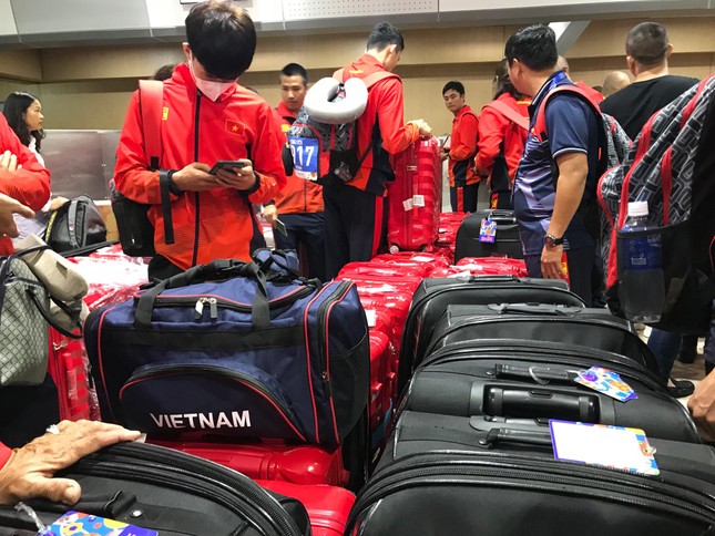 Các nhà vô địch SEA Games về đến Hà Nội ảnh 12