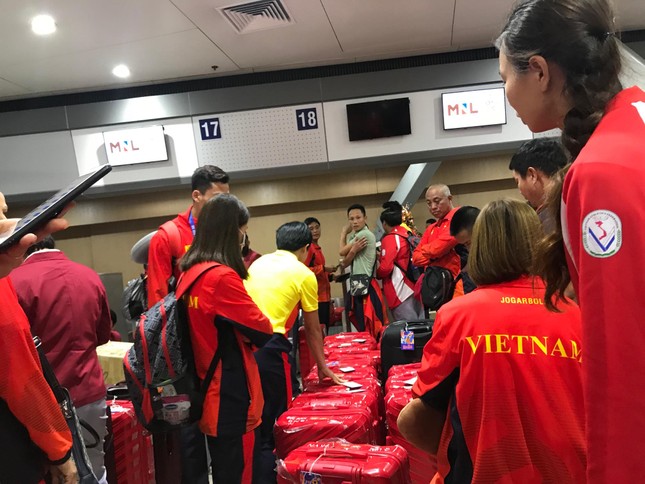 Các nhà vô địch SEA Games về đến Hà Nội ảnh 13