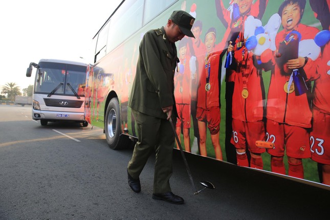 Các nhà vô địch SEA Games về đến Hà Nội ảnh 29