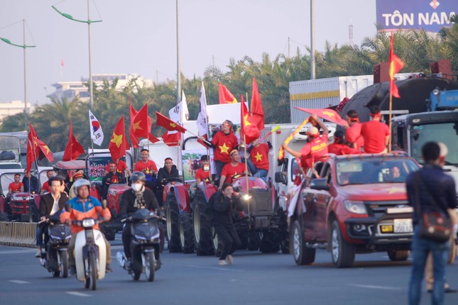 Các nhà vô địch SEA Games về đến Hà Nội ảnh 45
