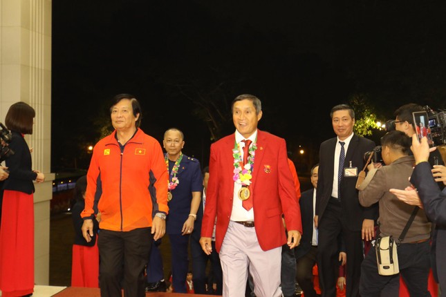 Các nhà vô địch SEA Games về đến Hà Nội ảnh 76