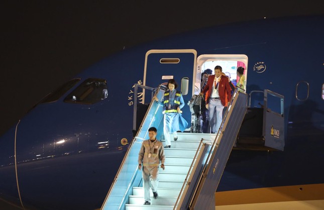 Các nhà vô địch SEA Games về đến Hà Nội ảnh 61