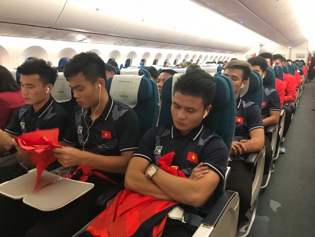 Các nhà vô địch SEA Games về đến Hà Nội ảnh 21