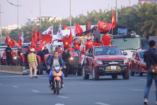Các nhà vô địch SEA Games về đến Hà Nội ảnh 47