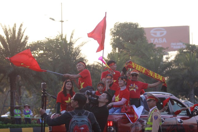 Các nhà vô địch SEA Games về đến Hà Nội ảnh 49