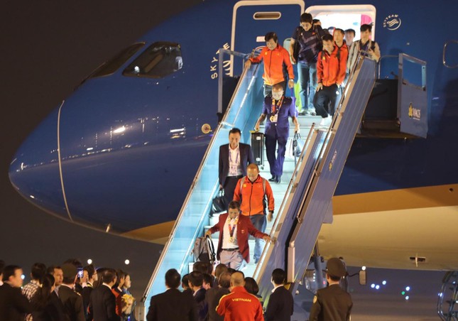 Các nhà vô địch SEA Games về đến Hà Nội ảnh 62