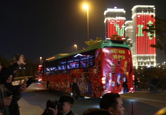 Các nhà vô địch SEA Games về đến Hà Nội ảnh 75