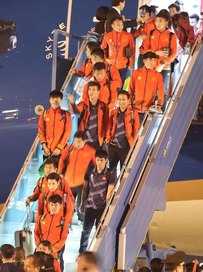 Các nhà vô địch SEA Games về đến Hà Nội ảnh 63
