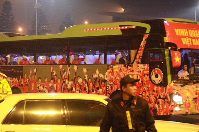Các nhà vô địch SEA Games về đến Hà Nội ảnh 69