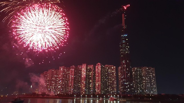 Pháo hoa rực sáng đón năm mới 2020 ảnh 64