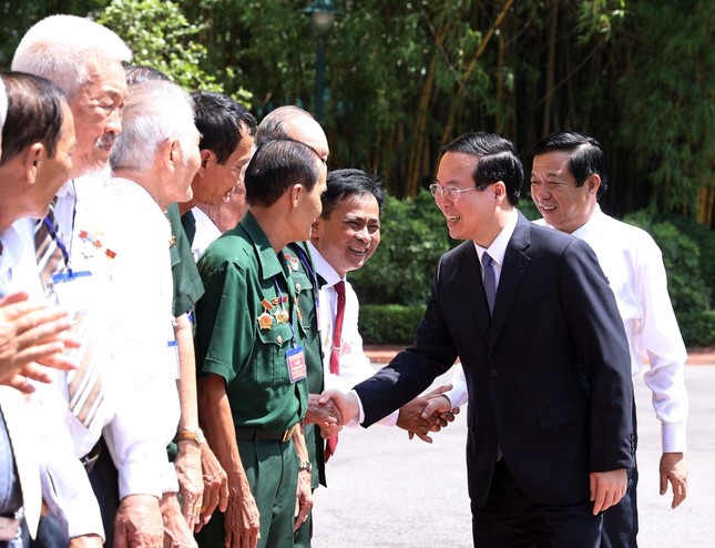 Chủ tịch nước Võ Văn Thưởng gặp mặt đại biểu người có công tỉnh Vĩnh Long ảnh 1