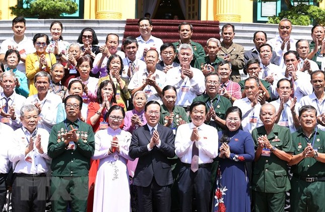 Chủ tịch nước Võ Văn Thưởng gặp mặt đại biểu người có công tỉnh Vĩnh Long ảnh 2