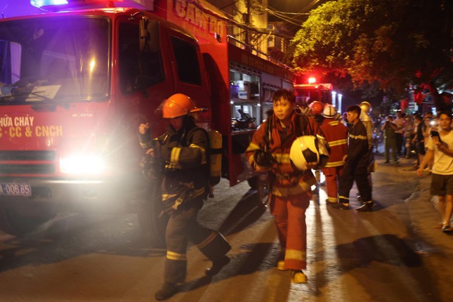 Cháy dữ dội ở chung cư Hà Nội, nhiều người la hét kêu cứu trong đêm ảnh 2