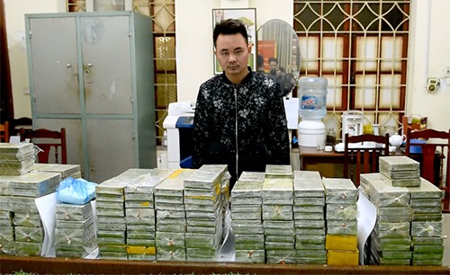50 cảnh sát bao vây, truy đuổi hai kẻ vận chuyển 288 bánh heroin ảnh 1