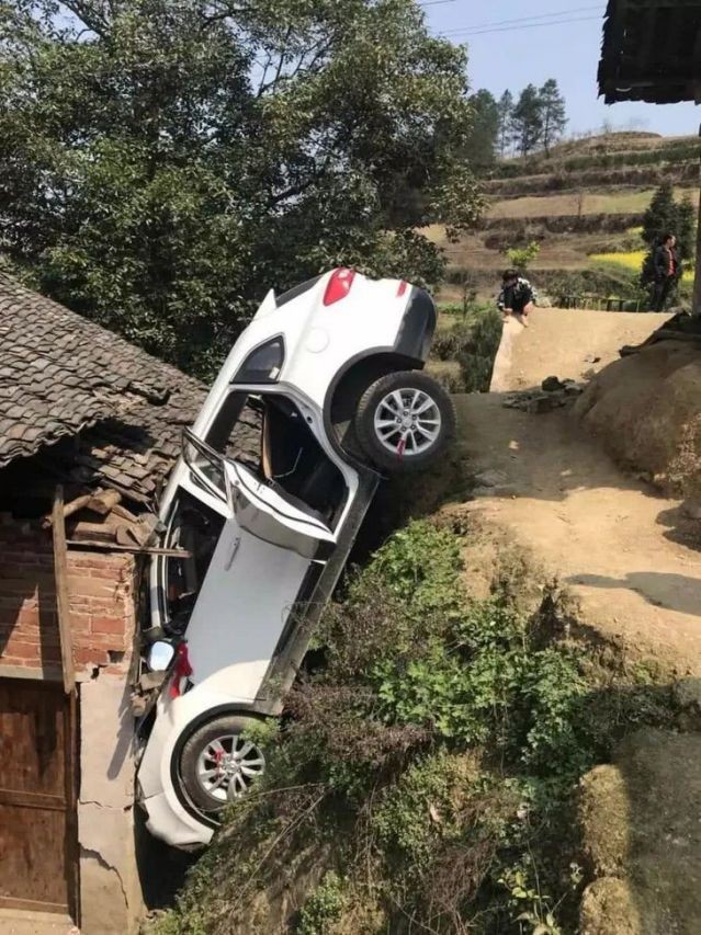 'Đỗ' xe trên mái nhà hàng xóm, tài xế mất 200 triệu bồi thường ảnh 1