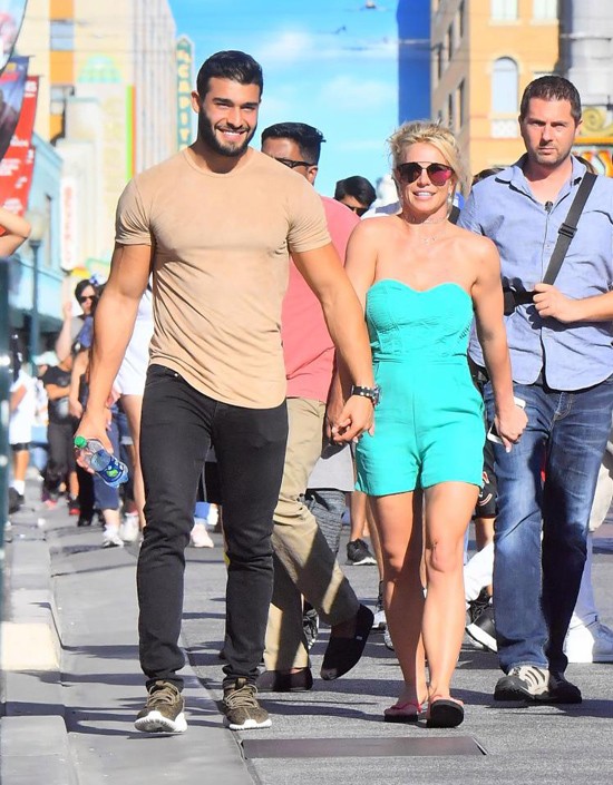 Britney Spears vừa nhẩy sexy dance vừa khóa môi’ tình trẻ kém 13 tuổi ảnh 4