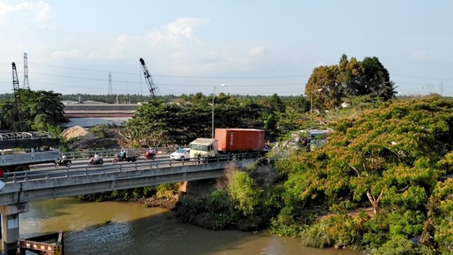 Xe đầu kéo đâm vào lan can cầu, 2 người may mắn thoát chết ảnh 1