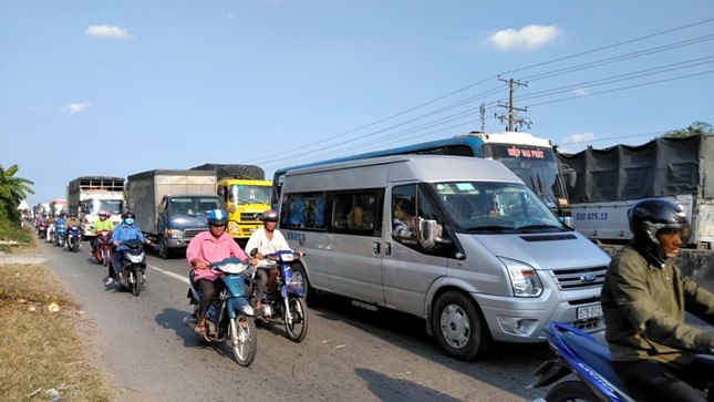 Xe đầu kéo đâm vào lan can cầu, 2 người may mắn thoát chết ảnh 2