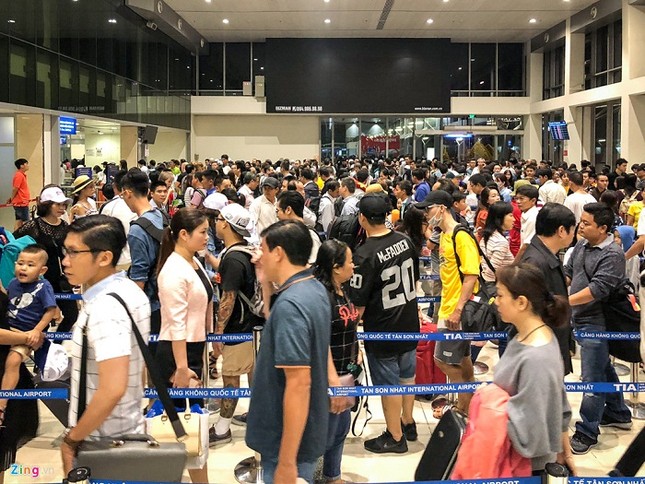 Biển người chờ check-in ở sân bay Tân Sơn Nhất ảnh 1