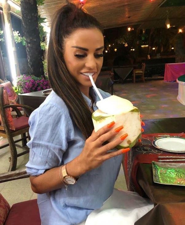 Siêu mẫu Katie Price ‘thả rông’ vòng một ngoại cỡ trên biển Thái Lan ảnh 3