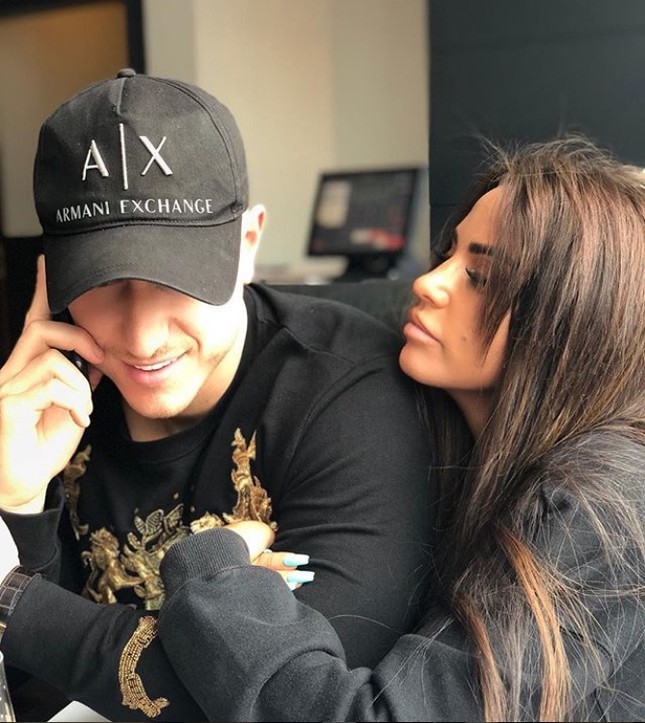 Siêu mẫu Katie Price ‘thả rông’ vòng một ngoại cỡ trên biển Thái Lan ảnh 5