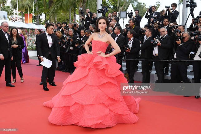 Cannes ngày 2: Loạt mỹ nhân khoe sắc với váy xuyên thấu, cắt xẻ táo bạo ảnh 14