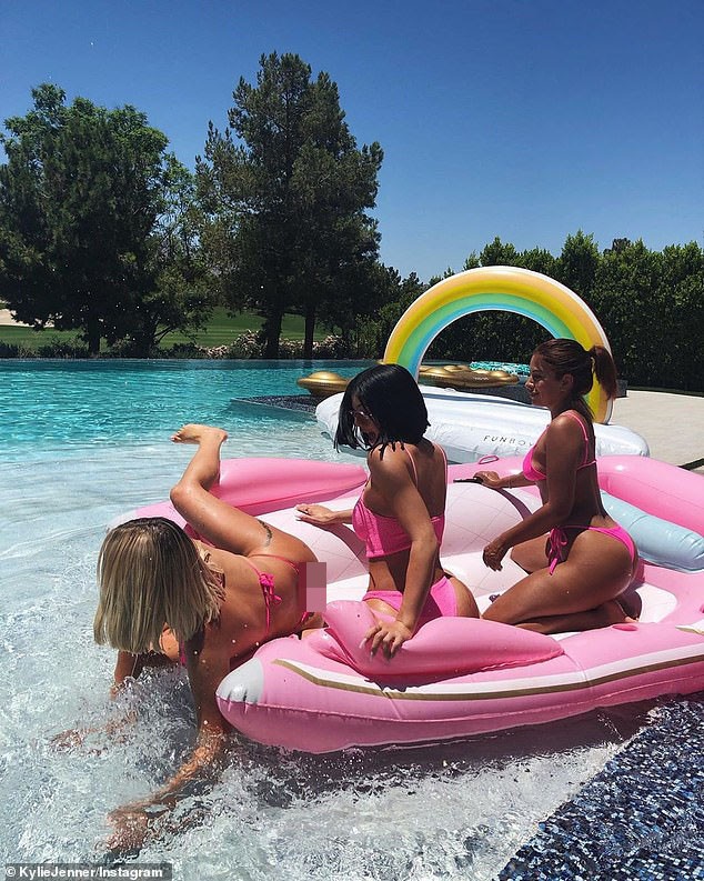 Kylie Jenner cùng bạn thân đọ dáng ‘bóng rẫy’ trên bể bơi ảnh 2