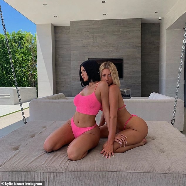 Kylie Jenner cùng bạn thân đọ dáng ‘bóng rẫy’ trên bể bơi ảnh 4
