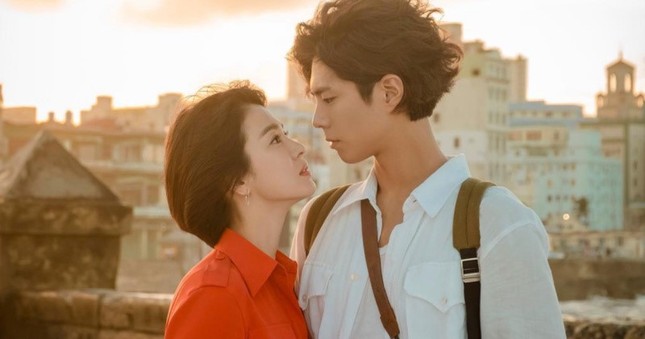 Mỹ nam kém 12 tuổi bị đồn là kẻ thứ 3 chen vào cặp Song-Song là ai? ảnh 2