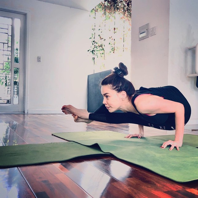 Đăng ảnh tạo dáng yoga độ khó cao, Hồ Ngọc Hà bị chê ‘giống đàn ông’ ảnh 4