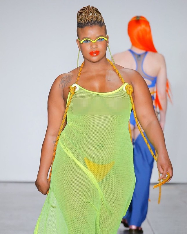Người mẫu sống sót sau ung thư vú để ngực trần nguyên sẹo catwalk gây xúc động ảnh 3