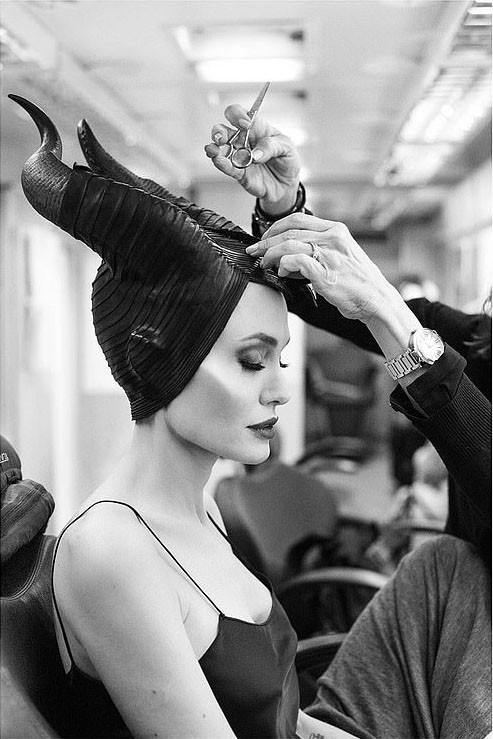Video Hậu trường Angelina Jolie hoá Tiên hắc ám Maleficent gây 'sốt' ảnh 2